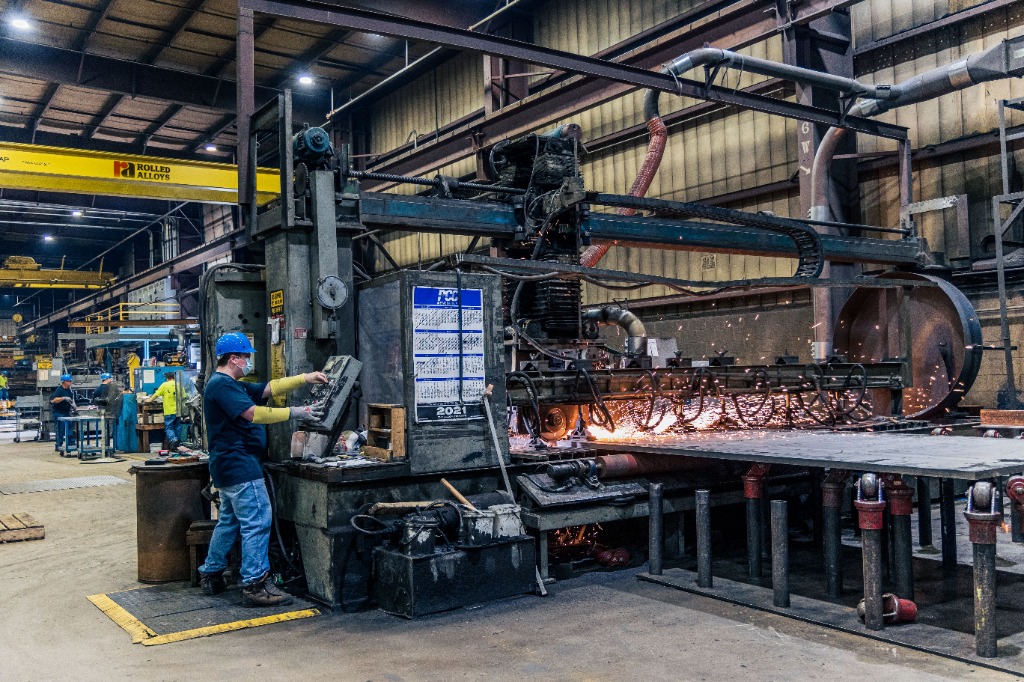 CUSTOM CUTTING & HIGH-END PROCESSING